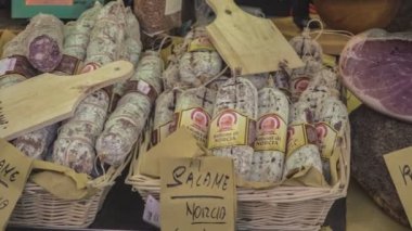 ROVİGO, İTALYA 30 EKİM 2021: satılık sosislerle dolu