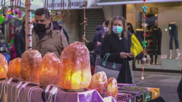 Rovigo Italië Oktober 2021 Mens Kijkt Naar Zoutlampen Marktkraam — Stockvideo