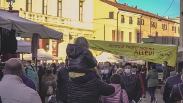 Rovigo イタリア30 10月2021 路上市場でパパの肩に座っている子供 — ストック動画