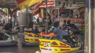 ROVİGO, İTALYA 30 EKİM 2021: Çarpışan elektrikli arabalar veya lunaparktaki çarpışan arabalar