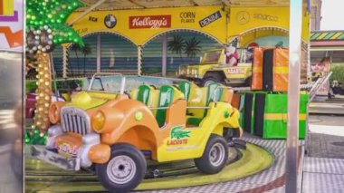 ROVİGO, İTALYA 30 EKİM 2021: Çocuklar lunaparkta atlı karıncaya biniyor