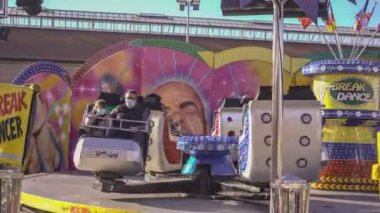 ROVİGO, İTALYA 30 EKİM 2021: Lunaparktaki Dönen Atlıkarınca