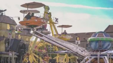 ROVİGO, İTALYA 30 EKİM 2021: lunaparktaki atlı uçak