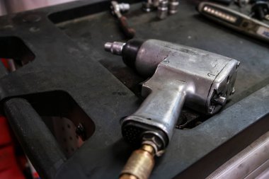Atölye tezgahında pnömatik tornavida detayı veya çarpma anahtarı