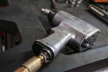 Atölye tezgahında pnömatik tornavida detayı veya çarpma anahtarı
