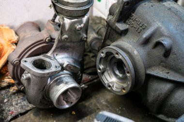 Araba motorunun türbininin bozulması, iticinin bozulması. Eski bozuk motor türbini