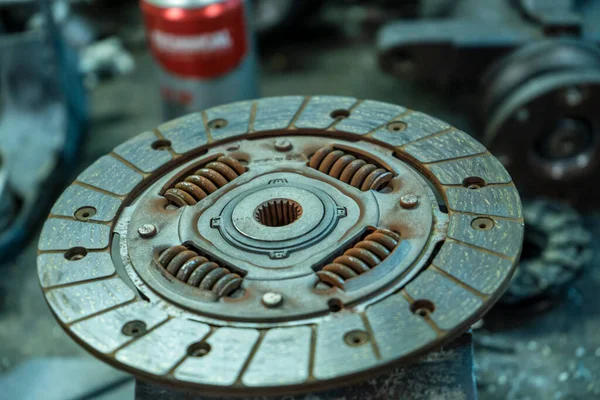 Yeni temiz araba kamyonunun debriyaj parçası detaylarına bak. Araba debriyajı disk parçaları bakım onarımı için bileşenler