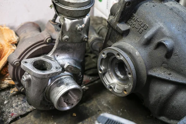 Araba motorunun türbininin bozulması, iticinin bozulması. Eski bozuk motor türbini