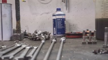 ROVİGO, İTALYA 1 Kasım 2021: Atölyede çalışma araçları ve çalışma tezgahı