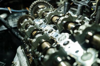 Araç motor şaftlarının detayları bakım için söküldü