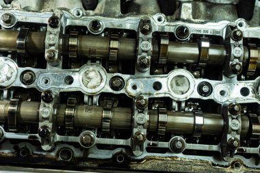 Araç motor şaftlarının detayları bakım için söküldü