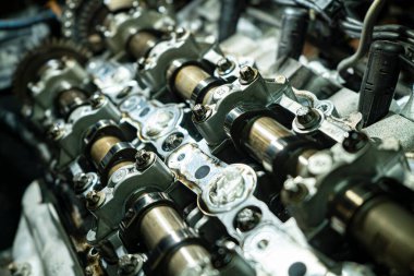 Araç motor şaftlarının detayları bakım için söküldü