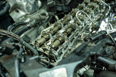Araç motor şaftlarının detayları bakım için söküldü