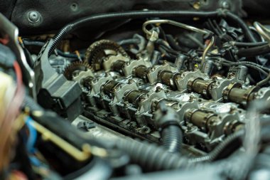 Araç motor şaftlarının detayları bakım için söküldü