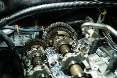 Araç motorunun zamanlaması bakım için söküldü
