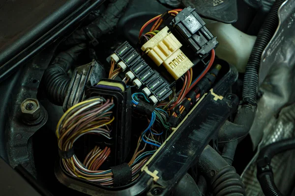Szczegóły Dotyczące Nowoczesnych Kabli Elektrycznych Silnika Samochodowego Ecu — Zdjęcie stockowe