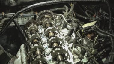 Araç motor şaftlarının detayları bakım için söküldü