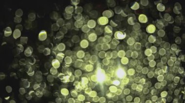 Pencerede Rüzgâr Damlaları Uçup Gidiyor. Night City Işıkları Bokeh Arkaplanı. Sonbaharda ya da kışın yağmurlu ve rüzgarlı hava. Hareket eden yağmur damlaları. Alanın Sığ Derinliği.