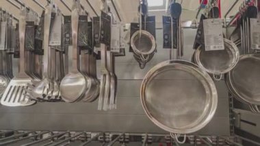 MILAN, ITALY 5 Kasım 2021: mutfak aksesuarları. Yemek pişirmek için aletler. Siyah mutfak kepçesi ve paslanmaz çelik çevirici kepçesi..
