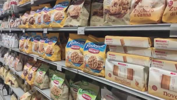 Milano Italia Novembre 2021 Cookie Alimentari Nello Scaffale Del Supermercato — Video Stock