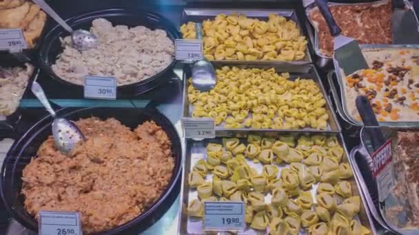 Mailand Italien November 2021 Fertiggerichte Mit Preisschildern Schaufenster Eines Supermarktes — Stockvideo
