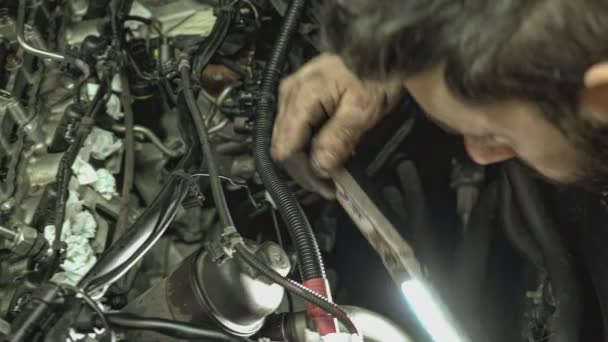 ミラノ イタリア2021年11月5日 自動車整備士と自動車エンジン部品のクローズアップ サイドビュー新しいカムシャフトを備えた6気筒エンジンのトップビューは 分解された車から削除され 車のサービスで修理 — ストック動画