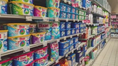 MILAN, ITALY 5 Kasım 2021: Bir süpermarket koridorunda Tide marka sıvı çamaşır deterjanı plastik kapları