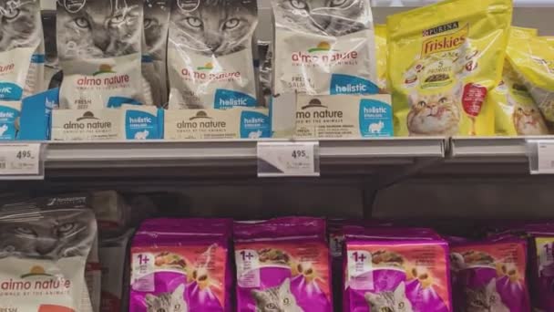 2021年11月5日 在杂货店的货架上摆放着3盎司不同口味的奇幻猫食品 — 图库视频影像