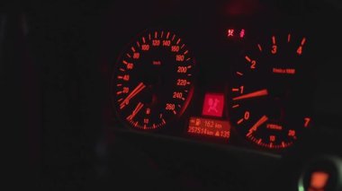 Gece kırmızı araba kilometre sayacının ayrıntıları
