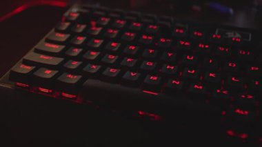 Renkli Led tarafından aydınlatılan Bilgisayar Rgb çalma klavyesini kapat