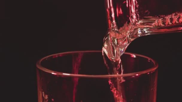 Whiskey Brandy Conhaque Derramando Vidro Sobre Fundo Preto Movimento Lento — Vídeo de Stock