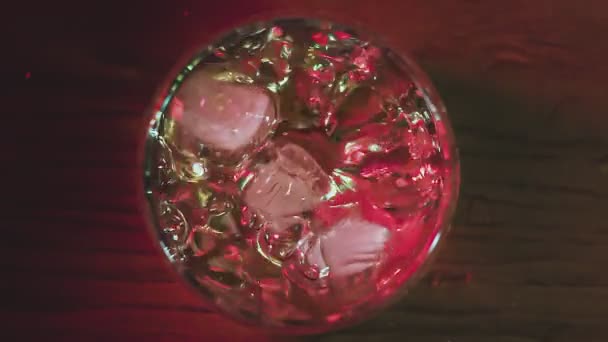Zpomalený Pohyb Padající Kostky Ledu Sklenice Whisky Výhled Shora Natočeno — Stock video