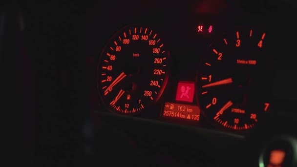 Λεπτομέρεια Της Νύχτας Κόκκινο Αυτοκίνητο Οδόμετρο — Αρχείο Βίντεο