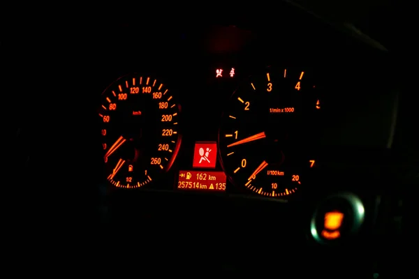 暗闇の中の夜の赤い車の走行距離計の詳細 — ストック写真