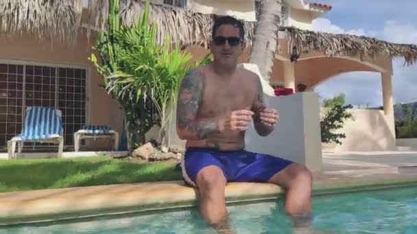 Tatuerad Man Swag Gestikulerar Den Tropiska Poolen — Stockvideo