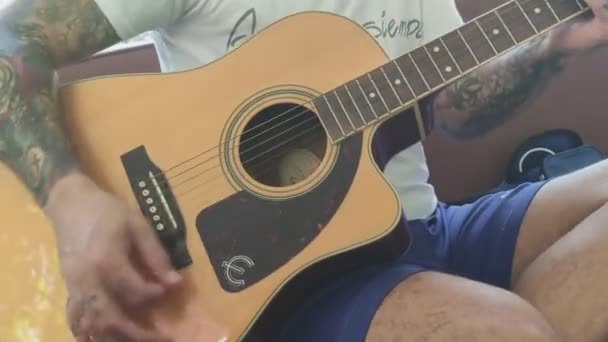 Dominicus Dominican Republic November 2021 Tatuerad Man Spelar Gitarr Fängelse — Stockvideo