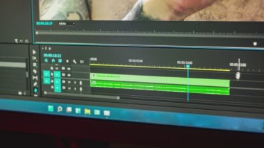 Video düzenleyicisi bir düzenleme üzerinde çalışırken video düzenleme zaman çizgisini ve bilgisayar monitörünü kapat