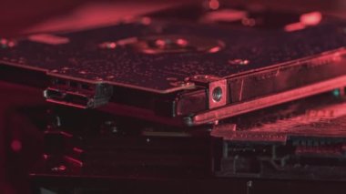 Disk Sürücüleri Yığını. HDD, manyetik materyalle kaplanmış dönen tabaklar kullanarak dijital bilgileri depolamak ve almak için kullanılan bir veri depolama aygıtıdır.