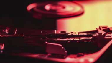 Çalışan, açık olan sabit disk sürücüsünün yakın görüntüsü (döngüleme)
