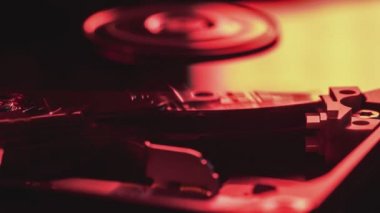 Çalışan, açık olan sabit disk sürücüsünün yakın görüntüsü (döngüleme)
