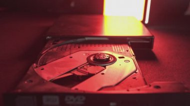 Bir el, çalgıcıya bir CD yerleştirir. Bir lazer CD 'ye kaydedilmiş müzik veya veri.