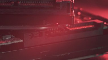 Disk Sürücüleri Yığını. HDD, manyetik materyalle kaplanmış dönen tabaklar kullanarak dijital bilgileri depolamak ve almak için kullanılan bir veri depolama aygıtıdır.