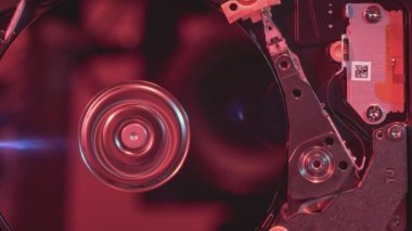 Çalışan, açık olan sabit disk sürücüsünün yakın görüntüsü (döngüleme)