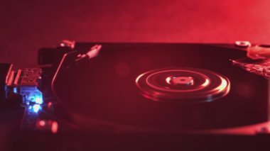 Bilgisayarın sabit diskini kapat. Bilgisayardan parçalanmış sabit diskin Dolly çekimi. Bilgisayar bilgisayarının bir parçası. İçinde bilgisayar sabit diskinin makro versiyonu var. Dijital teknoloji kavramı