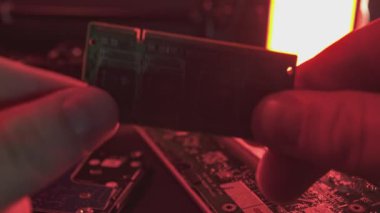 Bilgisayar anakartına bellek koçu yükleniyor 4k