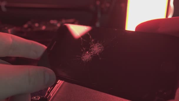 Mão Trabalhador Técnico Irreconhecível Limpa Examina Smartphone Preto Danificado Ecrã — Vídeo de Stock