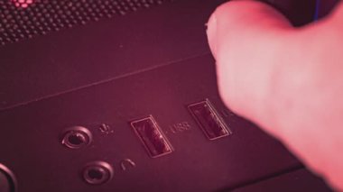 MILAN, ITALY 14 Kasım 2021: USB portuna veri kopyalamak için USB 3.0 eklenmiştir