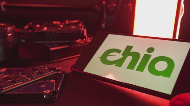 2021年11月14日 Chia Coin Xch隐货币 虚拟货币 交易或储存采矿概念 智能手机中的官方网站Chia网络 储存的Hdd硬盘驱动器短缺 — 图库视频影像