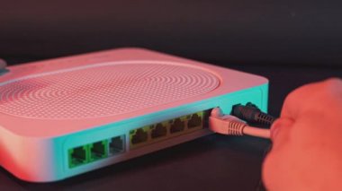 İnternet yönlendiricisinin arkasındaki ethernet kablosunu gösteren bir fotoğraf. Yüksek hızlı kablolu ya da kablosuz interneti gösteren bir çekim. 5g İnternet