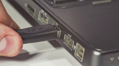 Dizüstü bilgisayardaki usb portuna el ile veri aktarım kablosu ekleme işlemini kapat; veri aktarımı kavramı